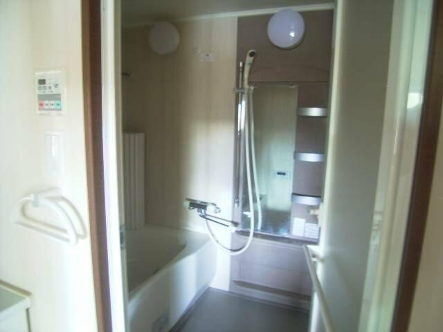 ビ・ウェル吉田町（１０３）の浴室|現況が相違する場合は現況を優… 