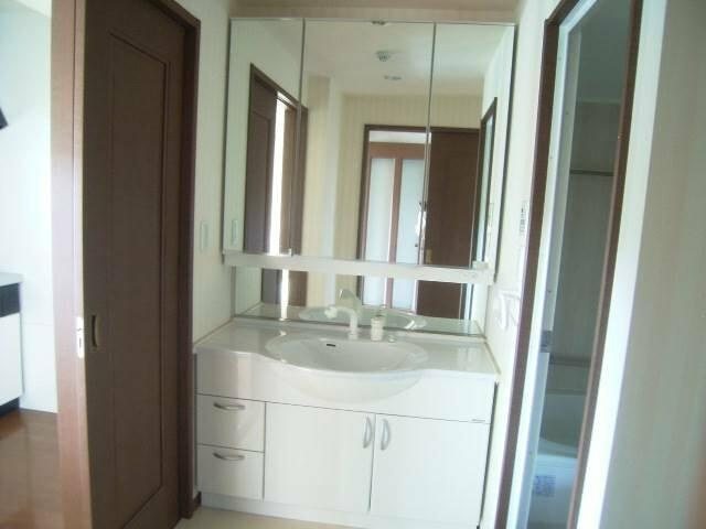 ビ・ウェル吉田町（１０３）の洗面所|現況が相違する場合は現況を優… 