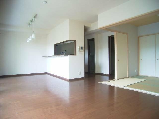 ビ・ウェル吉田町（１０３）の居間・リビング|現況が相違する場合は現況を優… 