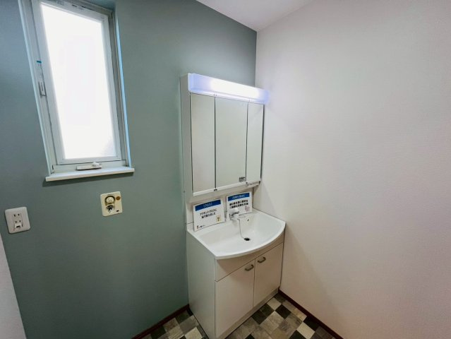 小山市横倉新田　リフォーム物件の独立洗面台|〇洗面所〇
リフォーム済みのきれいな洗面台！気持ちよく朝の身支度ができます（＾＾）床のクッションフロアと壁・天井のクロス張替を行い、明るく清潔感のある洗面脱衣所に仕上がりました。
2025年11月撮影