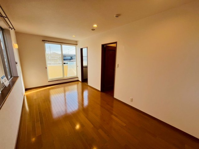 小山市横倉新田　リフォーム物件の洋室|〇2階洋室　9帖〇
バルコニーに面した主寝室はウォークインクロゼット付きです！
2025年11月撮影