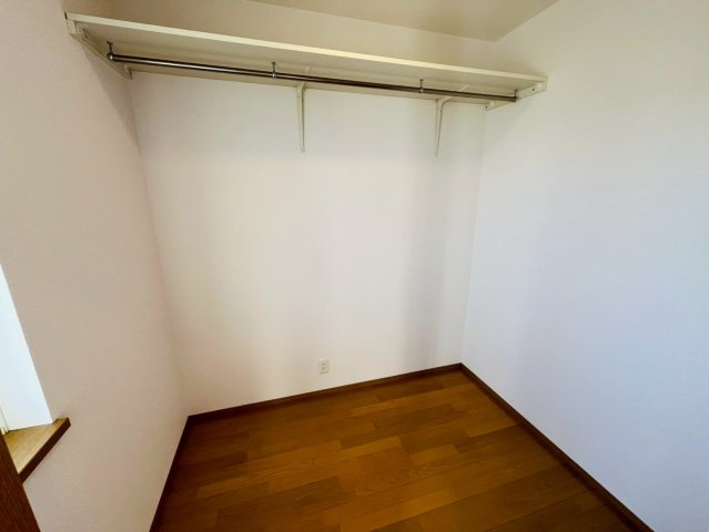 小山市横倉新田　リフォーム物件の収納|〇ウォークインクローゼット〇
大容量ウォークインクローゼット！パイプや枕棚で空間を立体的に使います。衣類の種類や使用頻度に合わせて、整頓できます（＾＾）
2025年11月撮影