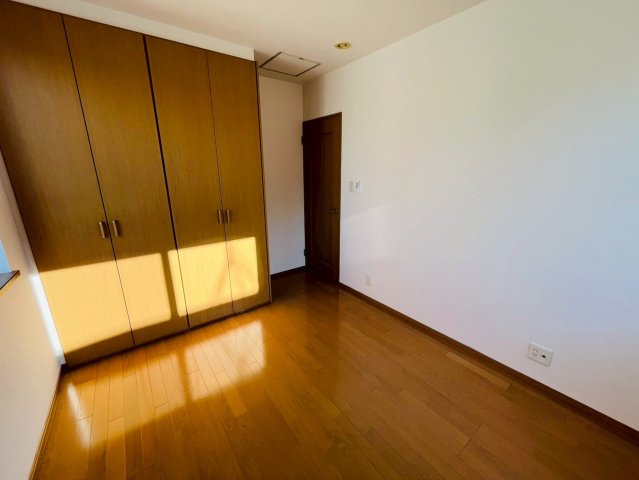 小山市横倉新田　リフォーム物件の洋室|〇2階洋室　5.13帖〇
たっぷりの収納スペースで住空間もスッキリ広々します♪
2025年11月撮影