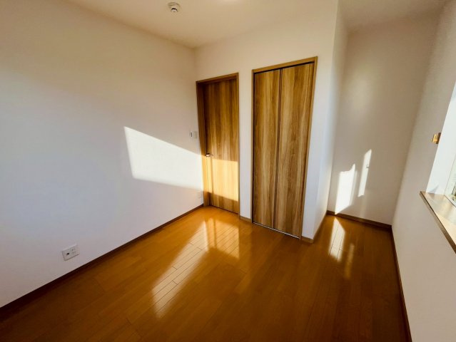 小山市横倉新田　リフォーム物件の洋室|〇2階洋室　5帖〇
各居室に収納付きで住みやすさにこだわっています！
2025年11月撮影