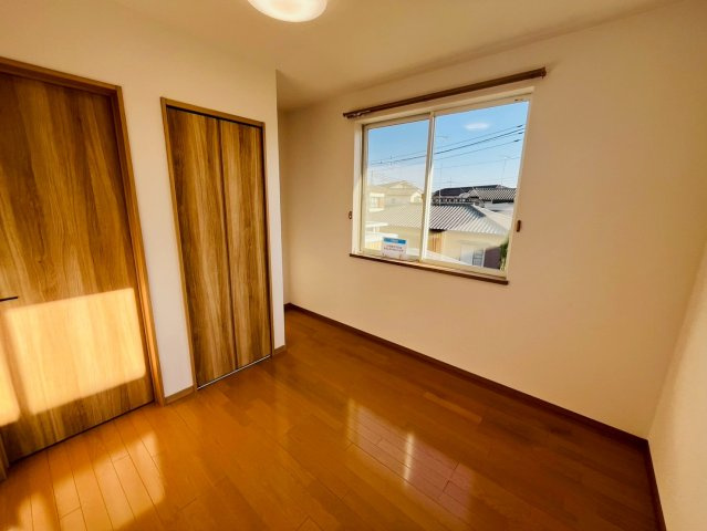 小山市横倉新田　リフォーム物件の洋室|〇2階洋室　5帖〇
各居室収納付き！窓から明るい日差しが差し込みます♪
2025年11月撮影