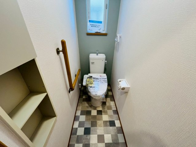 小山市横倉新田　リフォーム物件のトイレ|〇トイレ〇
新品交換済み！うれしい手すり＆タオル掛け付き（＾＾）温水洗浄便座です♪
2025年11月撮影