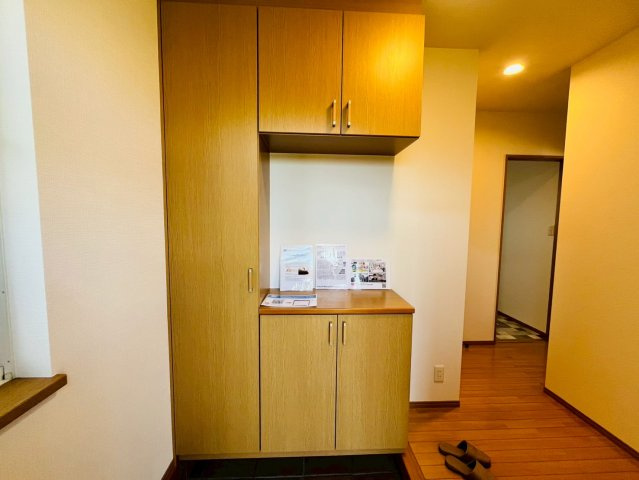 小山市横倉新田　リフォーム物件の玄関|〇玄関〇
木の温もりを感じる明るい玄関（＾＾）大容量コの字型玄関収納。小物を置いてインテリアを楽しむことができます♪
2025年11月撮影