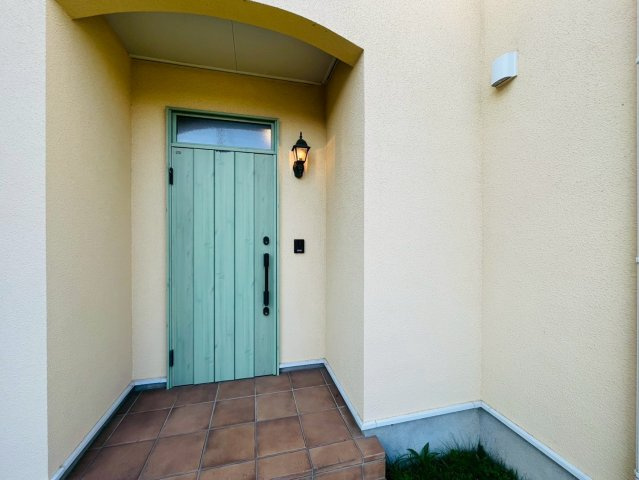 小山市横倉新田　リフォーム物件の玄関|〇玄関〇
白い壁に水色の扉が映えます（＾＾）
2025年11月撮影