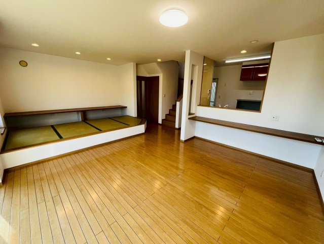 小山市横倉新田　リフォーム物件の居間・リビング|〇リビング〇
明るいリビング。対面キッチン、リビング階段のある間取り（＾＾）「おはよう」から「おやすみ」まで、自然と家族のコミュニケーションが生まれる設計です♪
2025年11月撮影