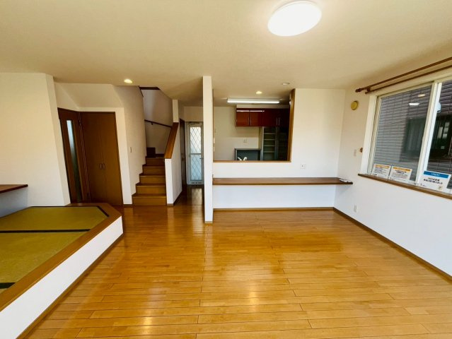 小山市横倉新田　リフォーム物件の居間・リビング|〇リビング〇
落ち着きのある木目調のリビング。南面に窓がございますので太陽の光を反射し、室内を明るく保つことができます。
2025年11月撮影