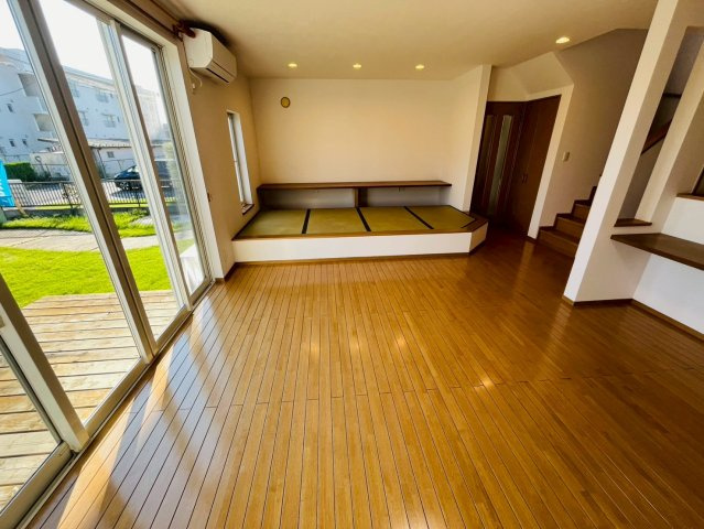 小山市横倉新田　リフォーム物件の居間・リビング|〇リビング〇
落ち着きのある空間でゆったりとした時間を過ごすことができます♪リビングの窓はウッドデッキにつながっています（＾＾）
2025年11月撮影