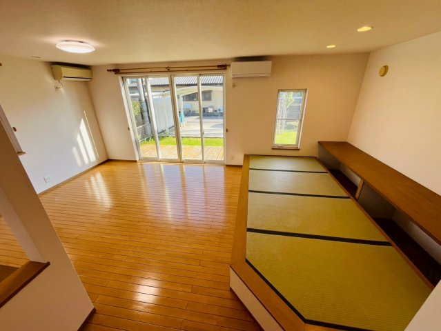小山市横倉新田　リフォーム物件のその他|〇タタミスペース〇
リビングには小上がりのタタミスペースがございます。ゆったりくつろぎたいときに嬉しいスペースです♪
2025年11月撮影