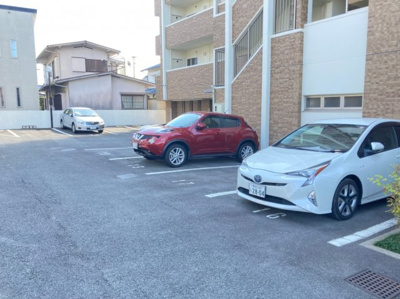 【駐車場】 | グランシャリオ | 駐車場があるので、車を買う予定の方も安心です