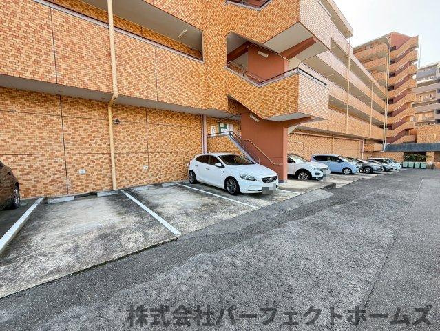 ライオンズマンション枚方の駐車場