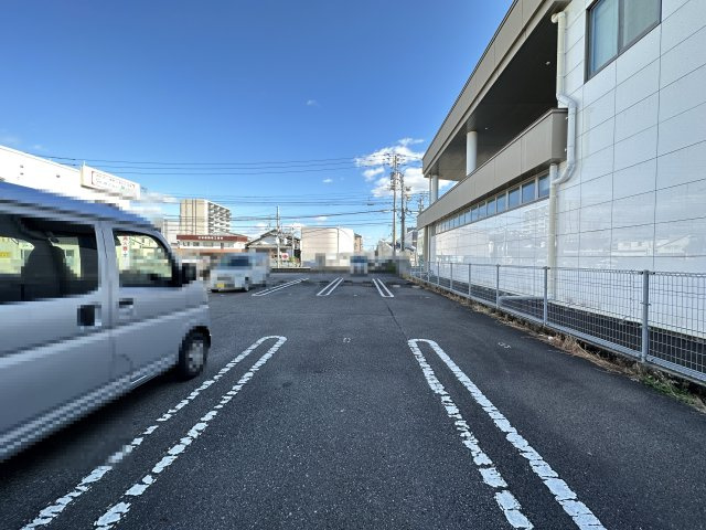 ジュネス南川添の駐車場