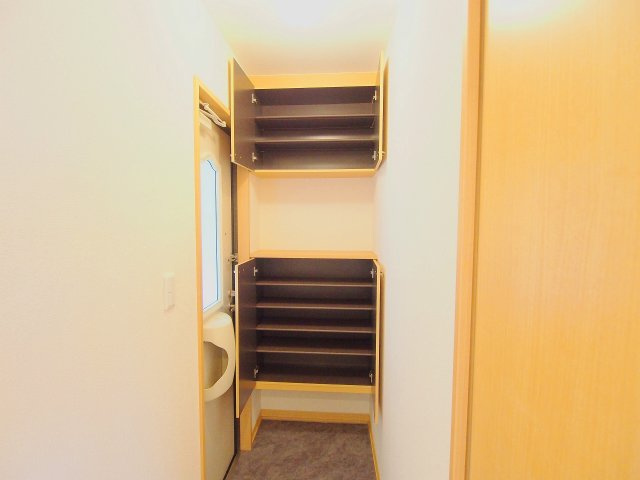 ファミール宮上 D棟の玄関