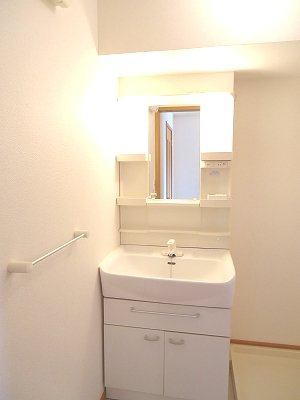 Ｓｈｅ’ｓ・ｐｅｐｅの洗面所|明るい洗面所です