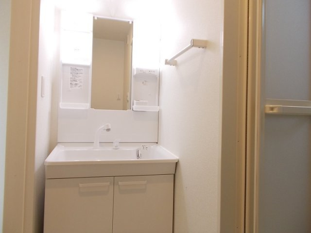 ノースパークＡの洗面所|明るい洗面所です