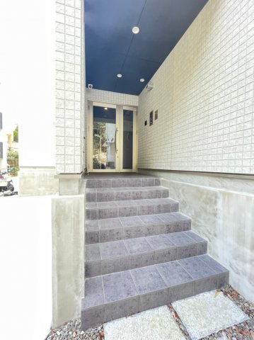 エヌエムサンカンテキャトフB棟のエントランス