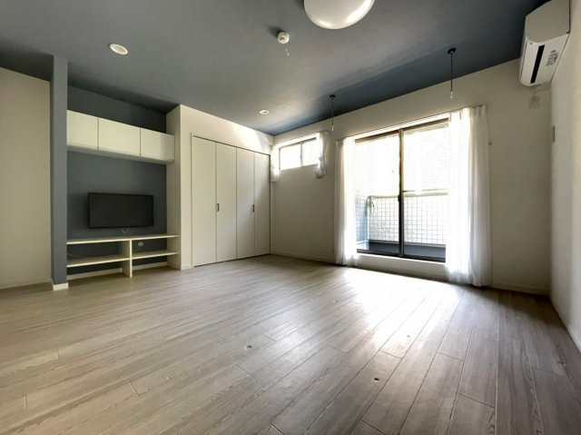 エヌエムサンカンテキャトフB棟の居間・リビング