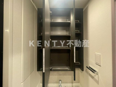 【独立洗面台】 | シーズンフラッツ大井町 | 独立洗面台、小物を置くことができて便利です