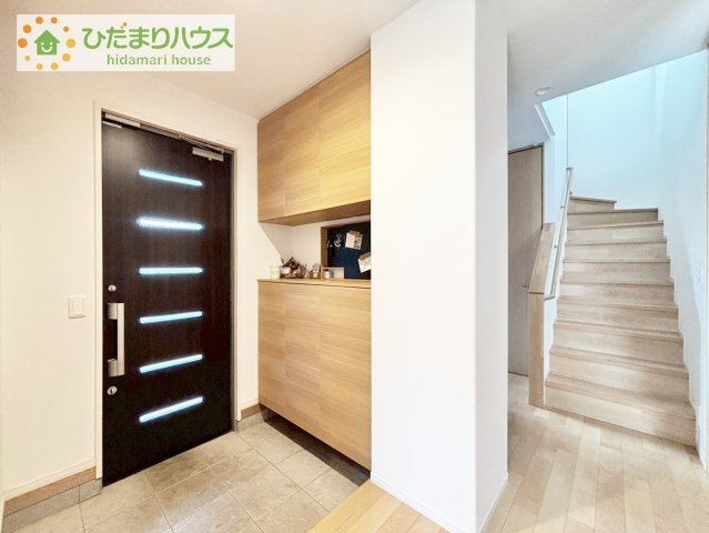 【玄関】 | つくば市研究学園4丁目　中古戸建 | シューズインクローゼットは、靴以外にもゴルフバックやベビーカーを置くことができ、
散らかりがちな玄関もスッキリします。