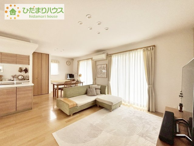 【居間・リビング】 | つくば市研究学園4丁目　中古戸建 | 南に面した大きな窓から差し込む光で日中は電気いらず♪