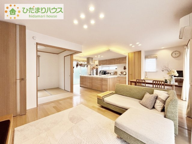 【居間・リビング】 | つくば市研究学園4丁目　中古戸建 | ダウンライトや間接照明など、オシャレな内装で快適な暮らしを♪