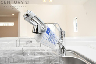 【同社施工例】浄水機能付キッチン水栓は、飲み水や調理水の品質を向上させ、健康と安全をサポートします。便利な直飲みや炊飯用水として利用でき、ボトル水の買い物やストックの必要がなくなります。