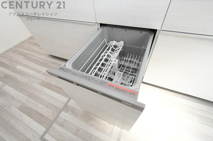 【同社施工例】食器洗浄乾燥機は手洗いに比べて時間や労力を節約できます。また、高温のお湯で洗浄されるため、雑菌や細菌を殺菌する効果もあります。乾燥機能があるため、手で拭く手間も省け衛生的に保管できます。