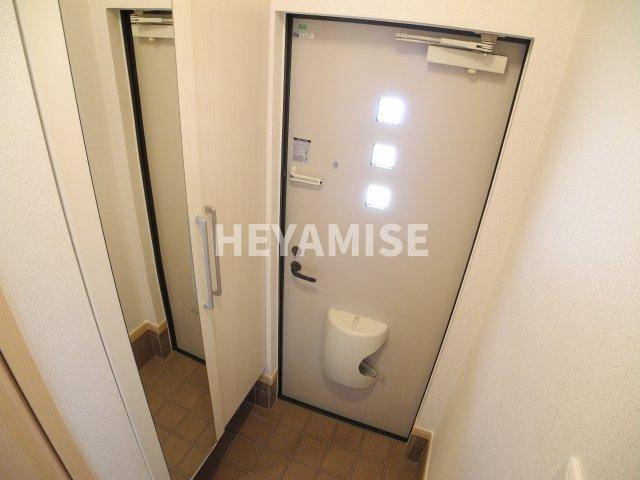 スワンコリーヌの玄関|※室内画像は別号室のもの(反転タイプ)