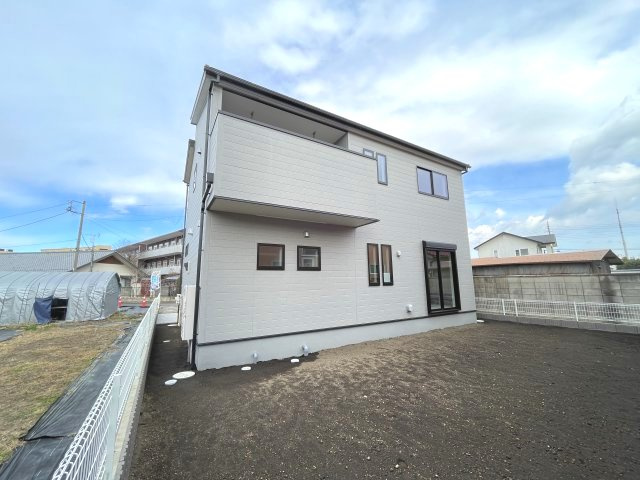 高崎市新町第24（全1棟）1号棟の外観|ナチュラルで飽きの来ないデザインは流行に左右されない家の形です。外構も綺麗に仕上がっています(^▽^)/

