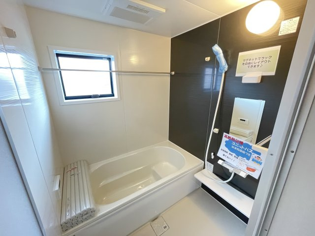 高崎市新町第24（全1棟）1号棟の浴室|1坪サイズなので、お子様とご一緒の入浴でもゆったりできます。また、断熱性の良い仕様の為、入浴時間が違う場合でも温度を温かく保てます(^^♪
