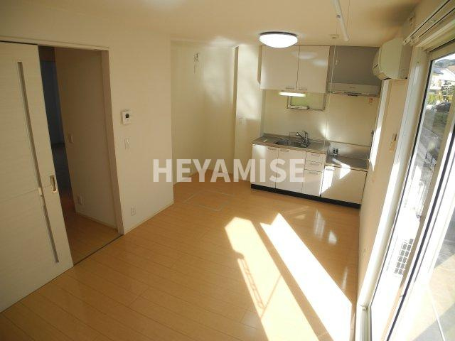 ロイヤルガーデン永田Dの居間・リビング|※室内画像は別号室のもの