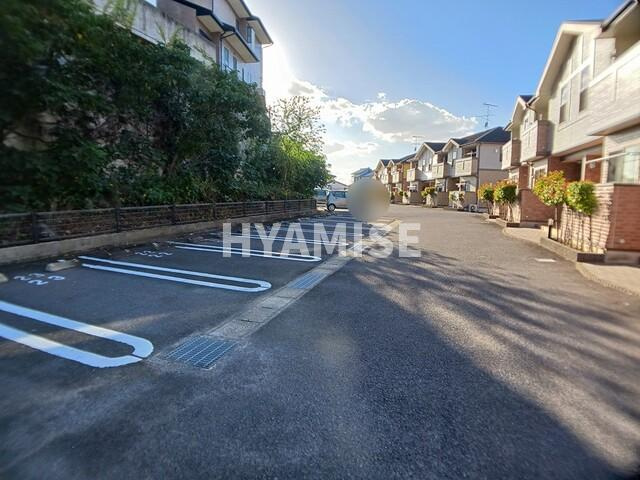 ラ・ベレッツァⅢの駐車場