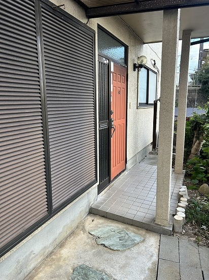 鳴神戸建のエントランス