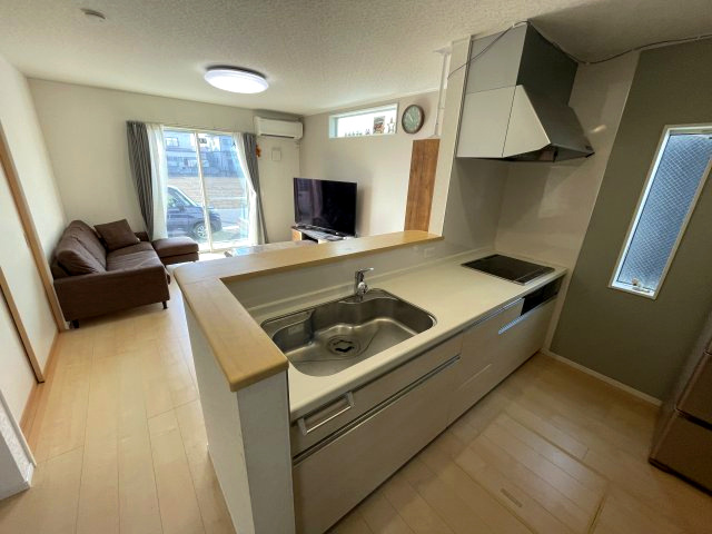 中古戸建・中古住宅　郡山市横塚5丁目　芳賀小・第四中のキッチン|対面キッチンは圧迫感がありません！IHコンロはお掃除もしやすく安全性もあり大変便利。キッチン脇に小窓があるのもプラスポイント♪