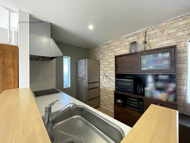 中古戸建・中古住宅　郡山市横塚5丁目　芳賀小・第四中のキッチン|対面キッチンは圧迫感がありません！IHコンロはお掃除もしやすく安全性もあり大変便利。キッチン脇に小窓があるのもプラスポイント♪