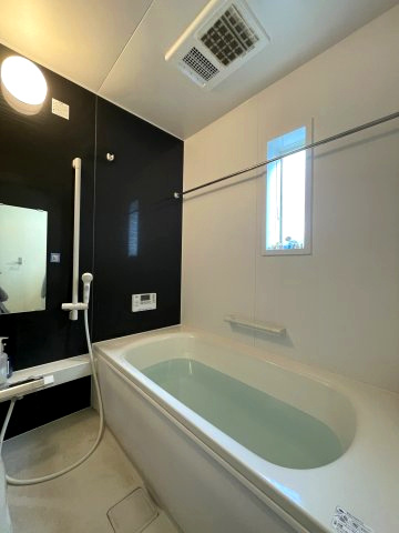中古戸建・中古住宅　郡山市横塚5丁目　芳賀小・第四中の浴室|足を伸ばして、家族を一緒にゆっくり日々の疲れを癒せるバスルーム！浴室乾燥機付きで、花粉の季節、悪天候時などもお洗濯物干しに困りません。寒い冬も浴室を温めて入浴も出来て安心です。