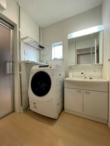 中古戸建・中古住宅　郡山市横塚5丁目　芳賀小・第四中の独立洗面台|洗面所にも小窓付。三面鏡付のシャンプードレッサーでお出かけ前の準備もばっちり♪三面鏡裏には小物をたっぷり収納出来て便利です！