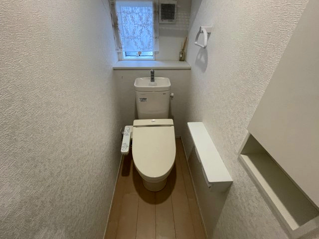 中古戸建・中古住宅　郡山市横塚5丁目　芳賀小・第四中の独立洗面台|洗面所にも小窓付。三面鏡付のシャンプードレッサーでお出かけ前の準備もばっちり♪三面鏡裏には小物をたっぷり収納出来て便利です！