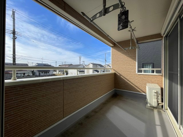 中古戸建・中古住宅　郡山市横塚5丁目　芳賀小・第四中の玄関|玄関ドアからも採光があり明るい玄関。ご家族の靴もたっぷり収納できる下駄箱付。