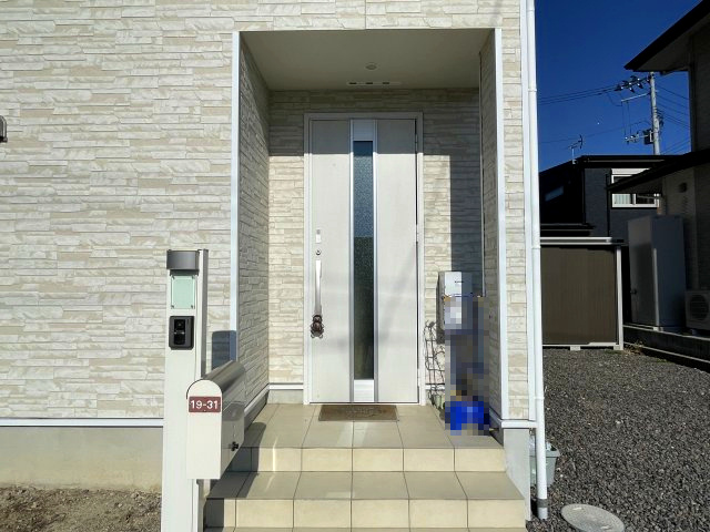 中古戸建・中古住宅　郡山市横塚5丁目　芳賀小・第四中のバルコニー|南向きの広めバルコニー。お布団やお洗濯ものが一気に干せて気持ちよいバルコニー、2部屋から出入り出来ます。