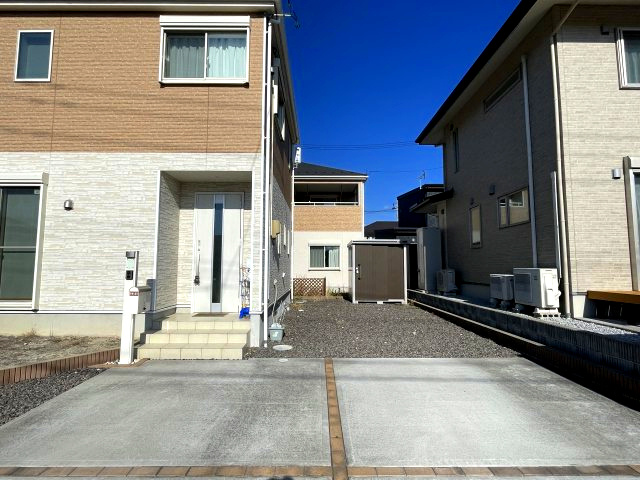 中古戸建・中古住宅　郡山市横塚5丁目　芳賀小・第四中の駐車場|砂利の部分も駐車可能です。