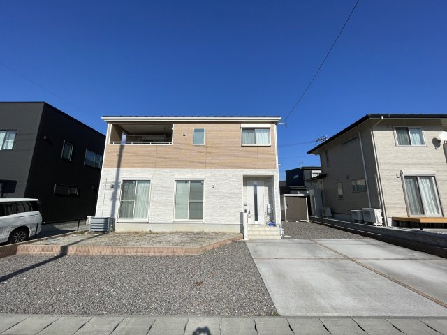 中古戸建・中古住宅　郡山市横塚5丁目　芳賀小・第四中の外観|砂利の部分も含めると4台駐車可能です！ご家族が多くても、来客が多くても安心の広いお土地です。