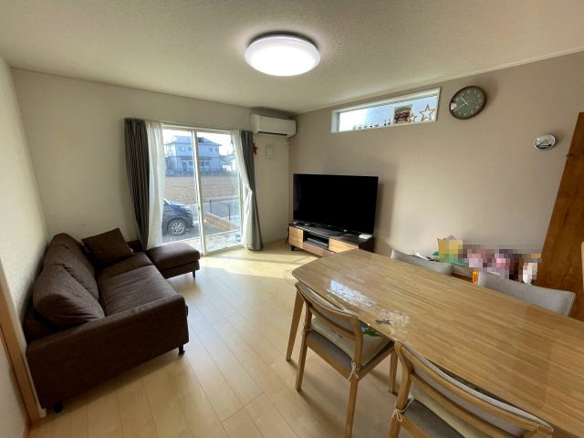 中古戸建・中古住宅　郡山市横塚5丁目　芳賀小・第四中の居間・リビング|南向きで陽当たりの良いリビング。二面採光で横長窓付♪横長窓はプライバシーを守りながら採光が取れるおしゃれ窓です♪