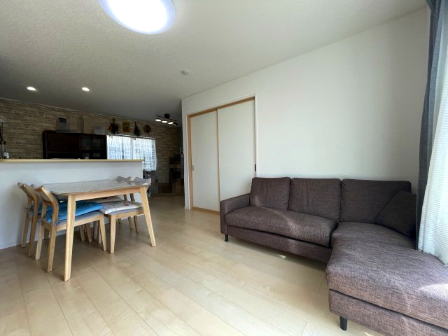 中古戸建・中古住宅　郡山市横塚5丁目　芳賀小・第四中の居間・リビング|南向きで陽当たりの良いリビング。二面採光で横長窓付♪横長窓はプライバシーを守りながら採光が取れるおしゃれ窓です♪