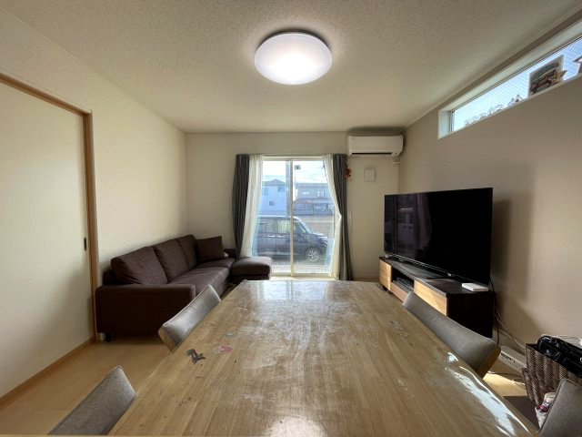 中古戸建・中古住宅　郡山市横塚5丁目　芳賀小・第四中の居間・リビング|リビングに隣接する和室は来客用としても、お子様のスペースとしても多様に利用出来て便利なスペース♪