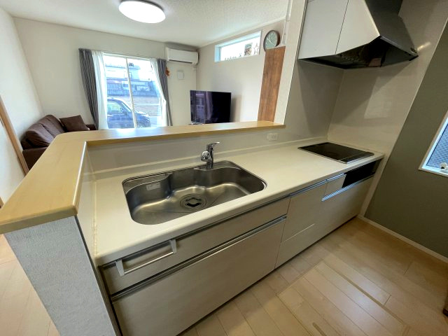 中古戸建・中古住宅　郡山市横塚5丁目　芳賀小・第四中の居間・リビング|リビング南側には近くに建物が無い為、解放感のある景色♪第四中が見えます。