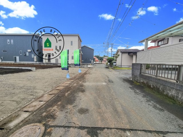 熊本県菊池郡大津町大字大津第9₋2棟(2号棟)の前面道路含む現地写真|前面道路は閑静な住宅地をはしる車通りの少ない道路。お車の出し入れが苦手なママや小さなお子様にも安心ですね。しっかり舗装もされているので、ベビーカーや自転車で通っても快適に通行できます。